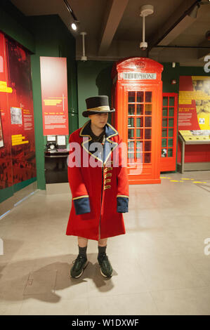 Adolescent à cheval sur les Mail train ferroviaire au musée de la poste, Londres, Banque D'Images