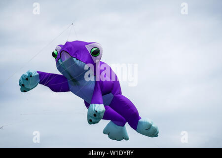 Bedford, Bedfordshire, Royaume-Uni,Juin 2,2019. Cerfs-volants volant dans le ciel parmi les nuages.Bedford International du cerf-volant. Banque D'Images