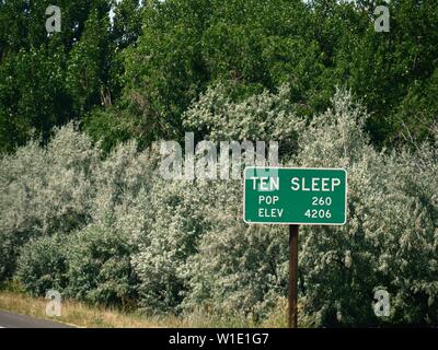 Signe de la route près de la ville de dix dormir au bassin de Bighorn, Wyoming. Banque D'Images