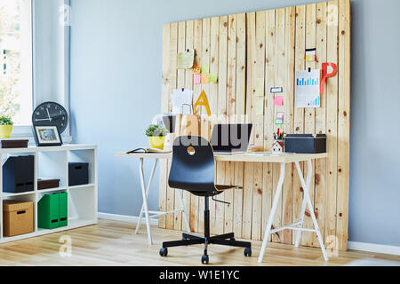 Plan large de travail moderne avec mur en bois Banque D'Images