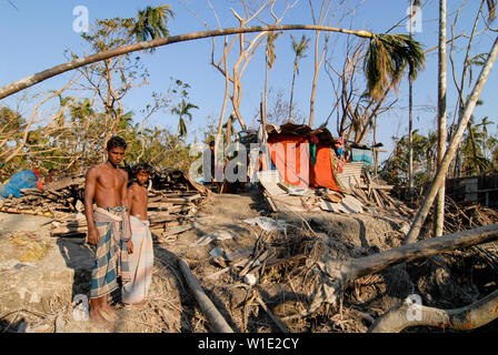 Le Bangladesh, le cyclone Sidr qui détruisent des villages dans le district de Bagerhat , Southkhali en sans-abri, la chambre a été totalement détruit par la marée haute Banque D'Images