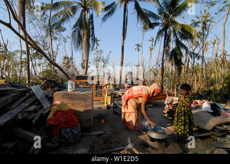 Le Bangladesh, le cyclone Sidr qui détruisent des villages dans le district de Bagerhat , Southkhali en sans-abri, la chambre a été totalement détruit par la marée haute Banque D'Images