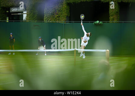 Nikoloz Basilashvili en action le jour deux de la Wimbledon à l'All England Lawn Tennis et croquet Club, Londres. Banque D'Images