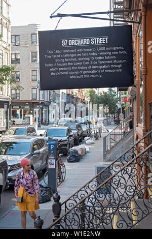 Une affiche à l'extérieur de 97 Orchard Street qui fait partie de l'immeuble visite de musée. Dans la ville de New York. Banque D'Images