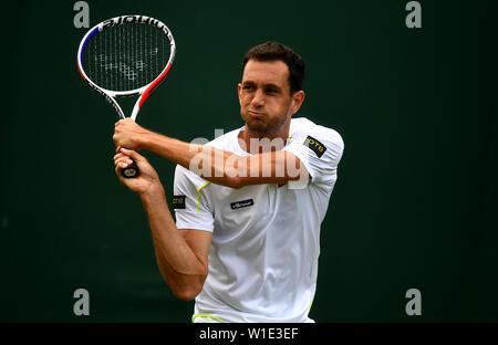 James Ward en action contre Nikoloz Basilashvili le deuxième jour des championnats de Wimbledon au All England Lawn tennis and Croquet Club, Wimbledon. Banque D'Images