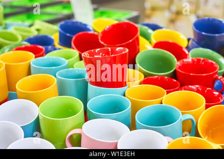 Beaucoup de tasses en céramique vide coloré en magasin. Fond tasses Banque D'Images