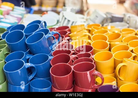 Beaucoup de tasses en céramique vide coloré en magasin. Fond tasses Banque D'Images