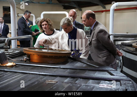 Le comte et la Comtesse de Forfar, lors d'une visite à la distillerie de Whisky Glenfiddich à Dufftown. Banque D'Images