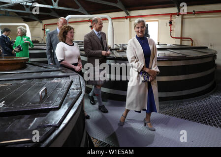 Le comte et la Comtesse de Forfar, lors d'une visite à la distillerie de Whisky Glenfiddich à Dufftown. Banque D'Images