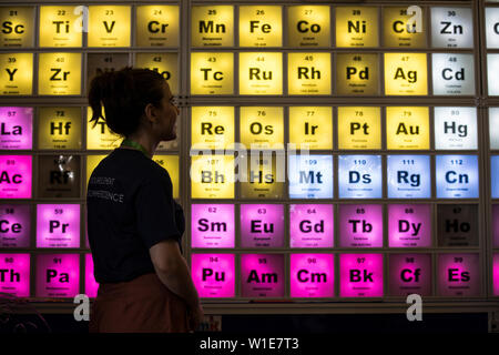 Exposition de la Société Royale des Sciences d'été, une jeune femme à la recherche à un tableau périodique en célébration du 150e anniversaire, London, UK Banque D'Images