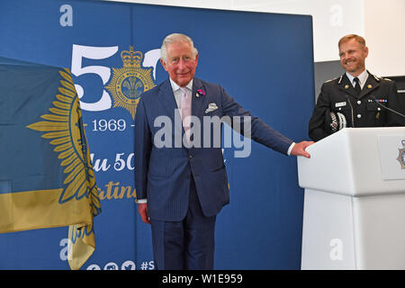 Le Prince de Galles prononce une allocution lors d'une visite au siège de la police du sud du Pays de Galles pour célébrer leur 50e anniversaire et rencontrez les membres des divers appareils. Banque D'Images