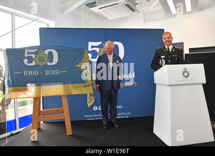 Le Prince de Galles est introduite par l'agent en chef Matt Jukes lors d'une visite au siège de la police de Nouvelle-Galles du Sud pour célébrer leur 50e anniversaire et rencontrez les membres des divers appareils. Banque D'Images