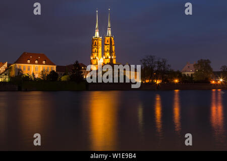 La photographie de nuit : Reflets de la Cathédrale illuminée dans la rivière Odra, Wroclaw, Pologne. Banque D'Images