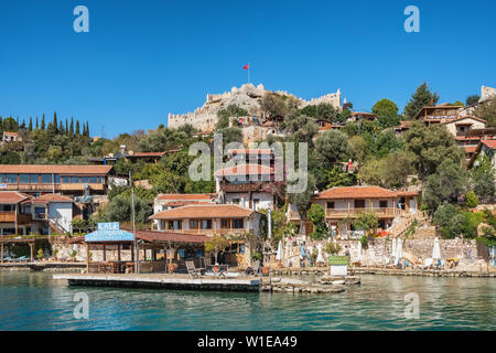 Le village de Kalekoy et Simena Kalesi château à Kale Uçagiz village, Antalya province, Turkey Banque D'Images