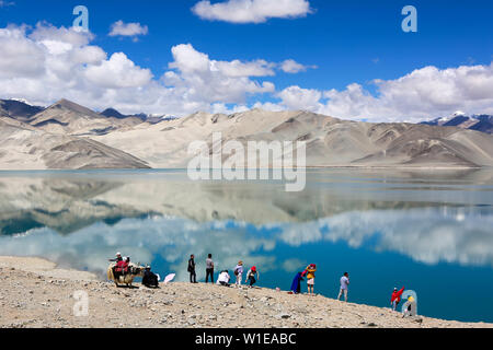 (190702) -- TAXKORGAN, le 2 juillet 2019 (Xinhua) -- Les touristes visiter le lac Baisha dans Akto Comté, nord-ouest de la Chine, la Région autonome du Xinjiang Uygur, le 2 juillet 2019. (Xinhua/Li Jing) Banque D'Images