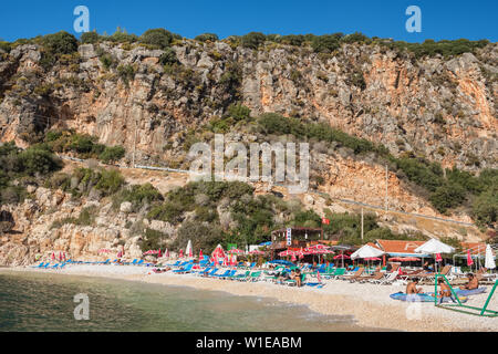 Des personnes non identifiées, reste sur la petite plage près de la ville de Kas en Turquie Banque D'Images