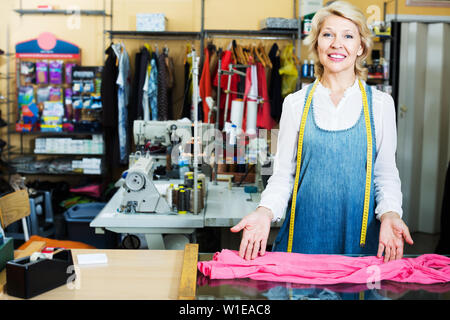 Young woman standing in atelier de couture sur mesure Banque D'Images