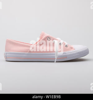 Vienne, AUTRICHE - Août 7, 2017 : Converse Chuck Taylor All Star OX sneaker rose corail sur fond blanc. Banque D'Images