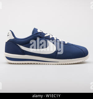 Vienne, AUTRICHE - Août 7, 2017 : Nike Cortez sneaker bleu ultra marine SD sur fond blanc. Banque D'Images