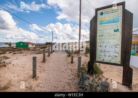 FARO, PORTUGAL : 21th Octobre, 2018 - accès à la plage par chemin en bois de dunes et une zone plus réservés dans la ville de Faro, Portugal. Banque D'Images