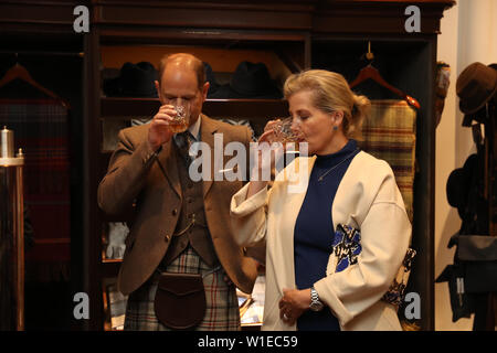 Le comte et la Comtesse de Forfar, lors d'une visite à la distillerie de Whisky Glenfiddich à Dufftown. Banque D'Images