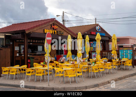 FARO, PORTUGAL : 21th Octobre, 2018 - bars de plage typiques en bois avec des chaises en plastique jaune qui vendent des collations, des glaces, des boissons et de la nourriture. Banque D'Images