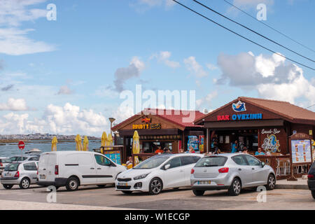 FARO, PORTUGAL : 21th Octobre, 2018 - bars de plage typiques en bois avec des chaises en plastique jaune qui vendent des collations, des glaces, des boissons et de la nourriture. Banque D'Images