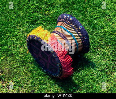 Des chaises faites pour les enfants, des selles de bambou sur l'herbe lit dans un jardin. Banque D'Images
