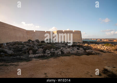 Vue de la forteresse à Ponta de Sagres, Algarve, Portugal. Le point le plus éloigné de la côte méditerranéenne de la mer. Banque D'Images