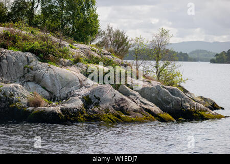 De beaux paysages à Loch Lomond, Ecosse ; rochers s'avançant dans l'eau Banque D'Images