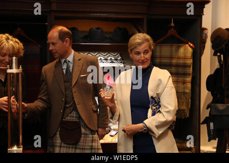 Le comte et la Comtesse de Forfar, lors d'une visite à la distillerie de Whisky Glenfiddich à Dufftown. Banque D'Images