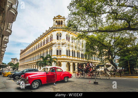 Vintage taxi voiture garée à côté de l'École Nationale de Ballet de La Havane, Cuba (La Havane), Antilles, Caraïbes, Amérique Centrale Banque D'Images