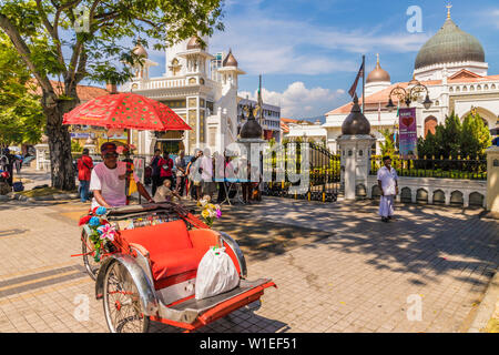 Un rickshaw (tuk tuk) à l'extérieur de mosquée de Kapitan Keling, à George Town, l'île de Penang, en Malaisie, en Asie du Sud-Est, l'Asie Banque D'Images