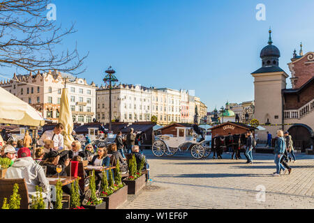 La place principale, Rynek Glowny, dans la vieille ville médiévale, site du patrimoine mondial de l'UNESCO, Cracovie, Pologne, Europe Banque D'Images