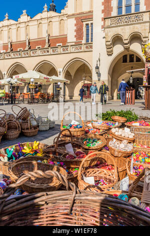 Une scène de marché sur la place principale, Rynek Glowny, dans la vieille ville médiévale, site du patrimoine mondial de l'UNESCO, Cracovie, Pologne, Europe Banque D'Images