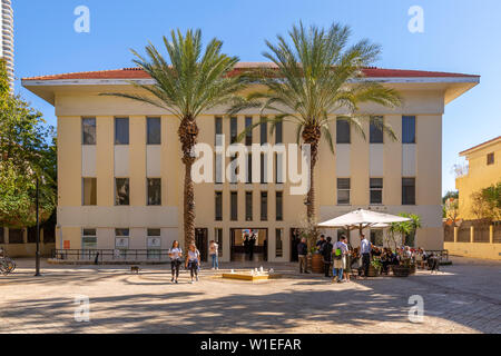 Vue sur centre Suzanne Dellal dédié à la danse et théâtre, quartier de Neve Tzedek, Tel Aviv, Israël, Moyen Orient Banque D'Images