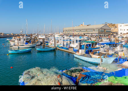 Vue sur les bateaux dans le port, la vieille ville de Jaffa, Tel Aviv, Israël, Moyen Orient Banque D'Images