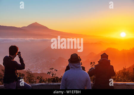 Pico del Teide, 3718m, la plus haute montagne en Espagne, au coucher du soleil, le Parc National du Teide, l'UNESCO, Tenerife, Canaries, Espagne, de l'Atlantique Banque D'Images