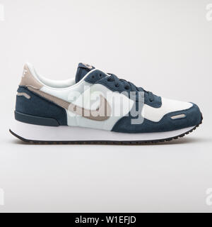 Vienne, AUTRICHE - Août 7, 2017 : Nike Air VRTX sneaker bleu et blanc sur fond blanc. Banque D'Images