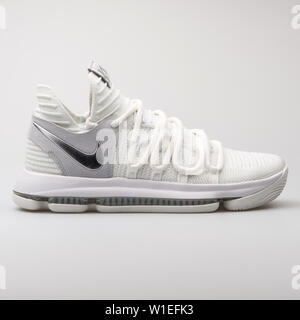 Vienne, AUTRICHE - Août 7, 2017 : Nike Zoom KD10 sneaker blanc sur fond blanc. Banque D'Images