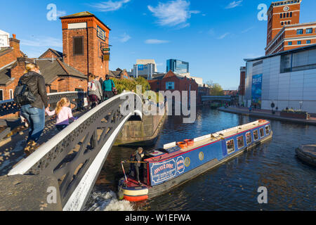 Bateau de canal, Canal ancienne ligne Birmingham, Birmingham, Angleterre, Royaume-Uni, Europe Banque D'Images