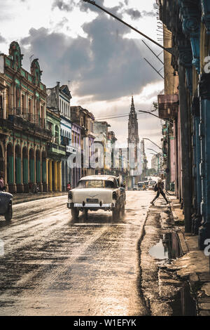 Rue typique de la Habana et cathédrale de la distance dans la pluie, La Havane, Cuba, Antilles, Caraïbes, Amérique Centrale Banque D'Images