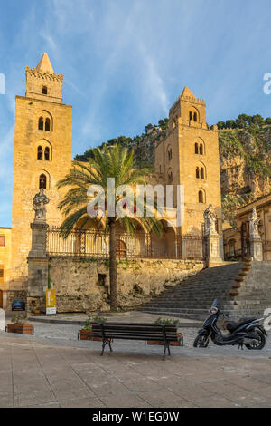 La Cathédrale de Cefalù, UNESCO World Heritage Site, avec Rocca di Cefalu en arrière-plan au coucher du soleil, Cefalù, Sicile, Italie, Europe Banque D'Images
