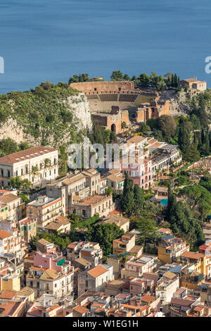 Vue sur Taormine et le théâtre grec antique, Taormina, Sicile, Italie, Europe Banque D'Images