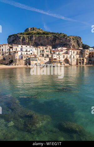 La vieille ville de Cefalù avec Rocca di Cefalu en arrière-plan, Cefalù, Sicile, Italie, Méditerranée, Europe Banque D'Images
