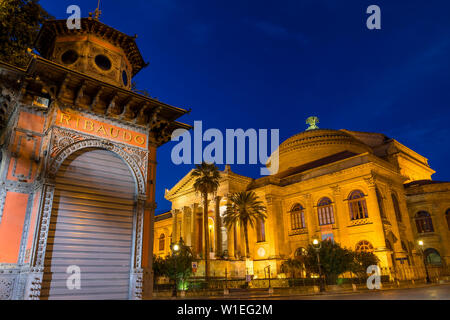 Le théâtre Massimo (Teatro Massimo) pendant l'heure bleue, Palermo, Sicily, Italy, Europe Banque D'Images