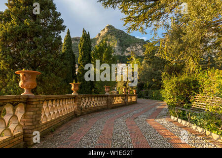 Vue depuis le jardin public, Parco Duca di Cesaro, Taormina, Sicile, Italie, Europe Banque D'Images