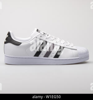Vienne, AUTRICHE - Août 7, 2017 : Adidas Superstar chaussures blanches et noires sur fond blanc. Banque D'Images