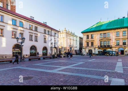 Peu de place du marché (Rynek Maly), dans la vieille ville médiévale, site du patrimoine mondial de l'UNESCO, Cracovie, Pologne, Europe Banque D'Images