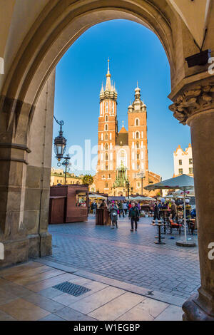 La basilique Sainte-Marie de la vieille ville médiévale, site du patrimoine mondial de l'UNESCO, Cracovie, Pologne, Europe Banque D'Images